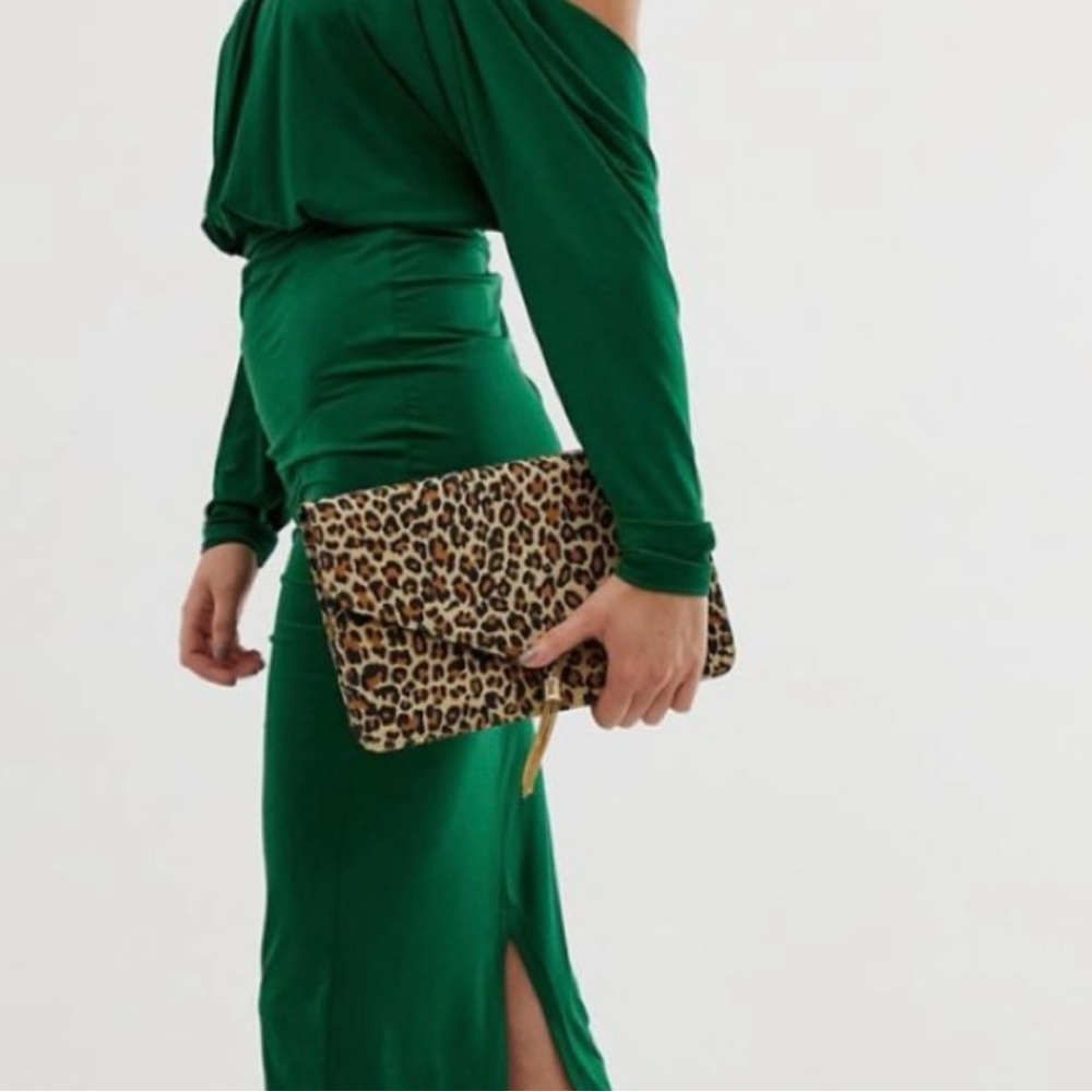 Tassel clutch in leopard print